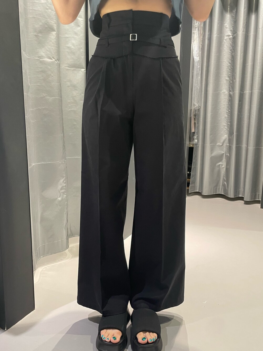 ベージュ系のTシャツ/カットソー、ブラック系のその他パンツ、ブラック系のサンダルを着用したレディースの夏コーディネートの7枚目の写真