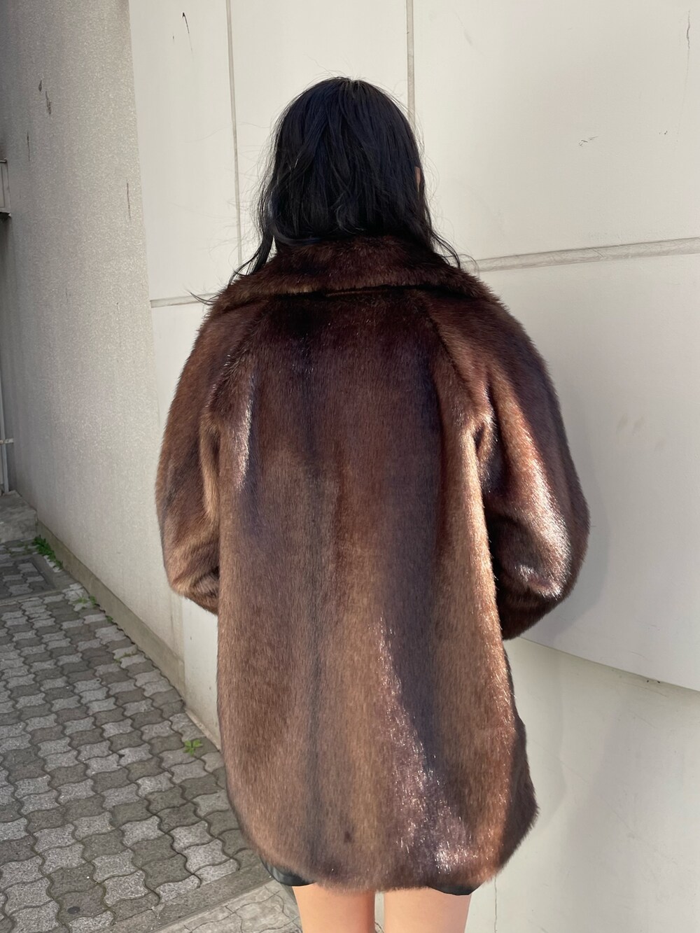 ブラック系のニット/セーター、ブラウン系のその他アウター、ブラック系のその他パンツを着用したレディースの冬コーディネートの5枚目の写真