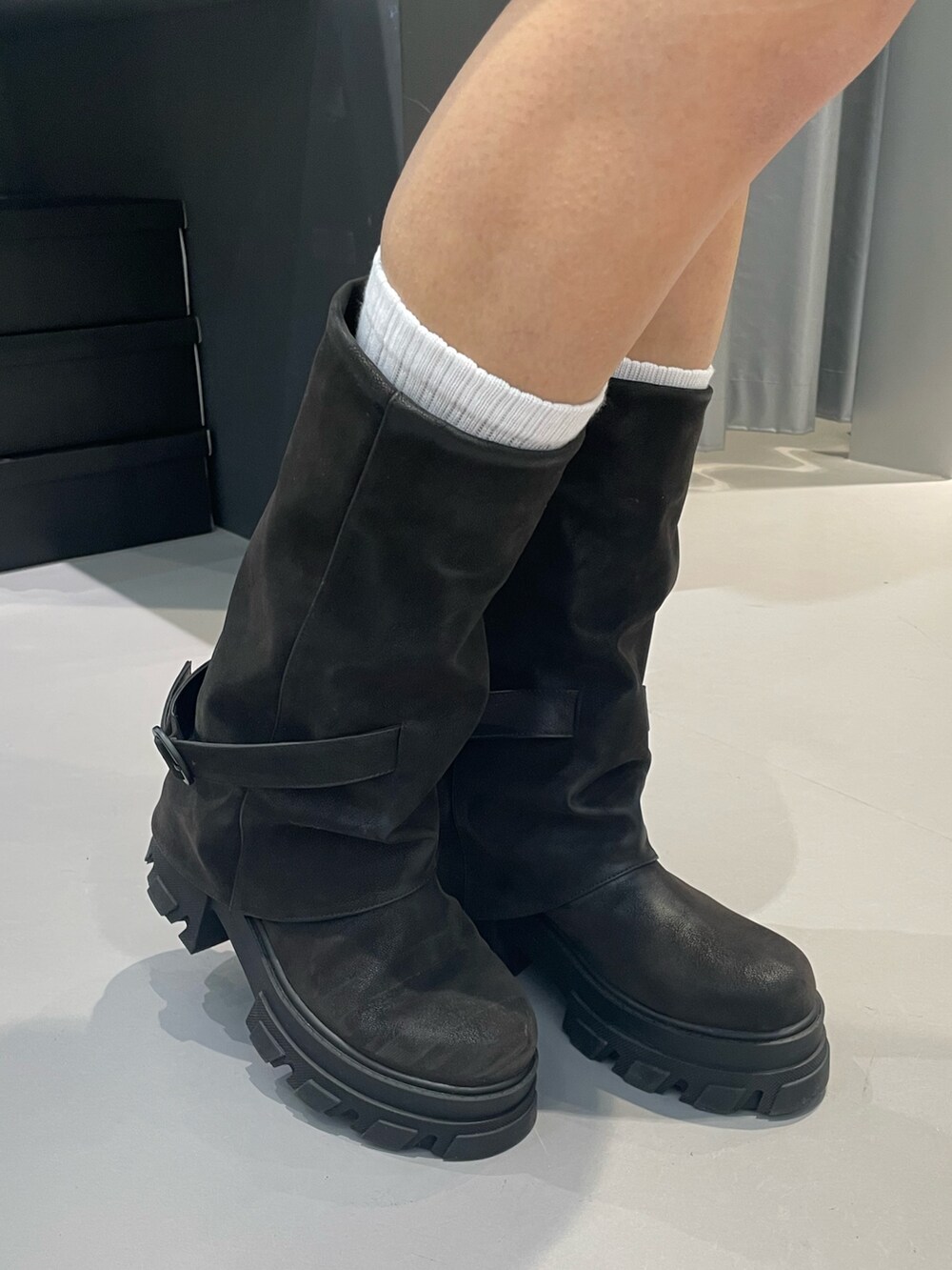 ブラック系のTシャツ/カットソー、ブラック系のTシャツ/カットソー、ブルー系のベストを着用したレディースの春コーディネートの8枚目の写真