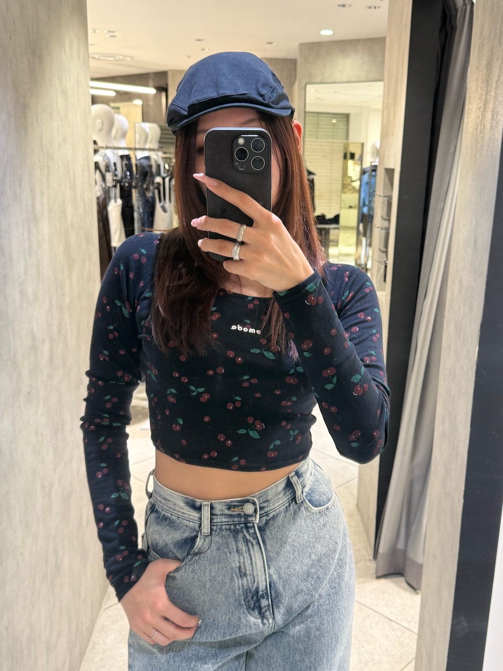 ブラック系のTシャツ/カットソー、ブルー系のデニムパンツ、ブラック系のスニーカーを着用したレディースの春コーディネートの4枚目の写真