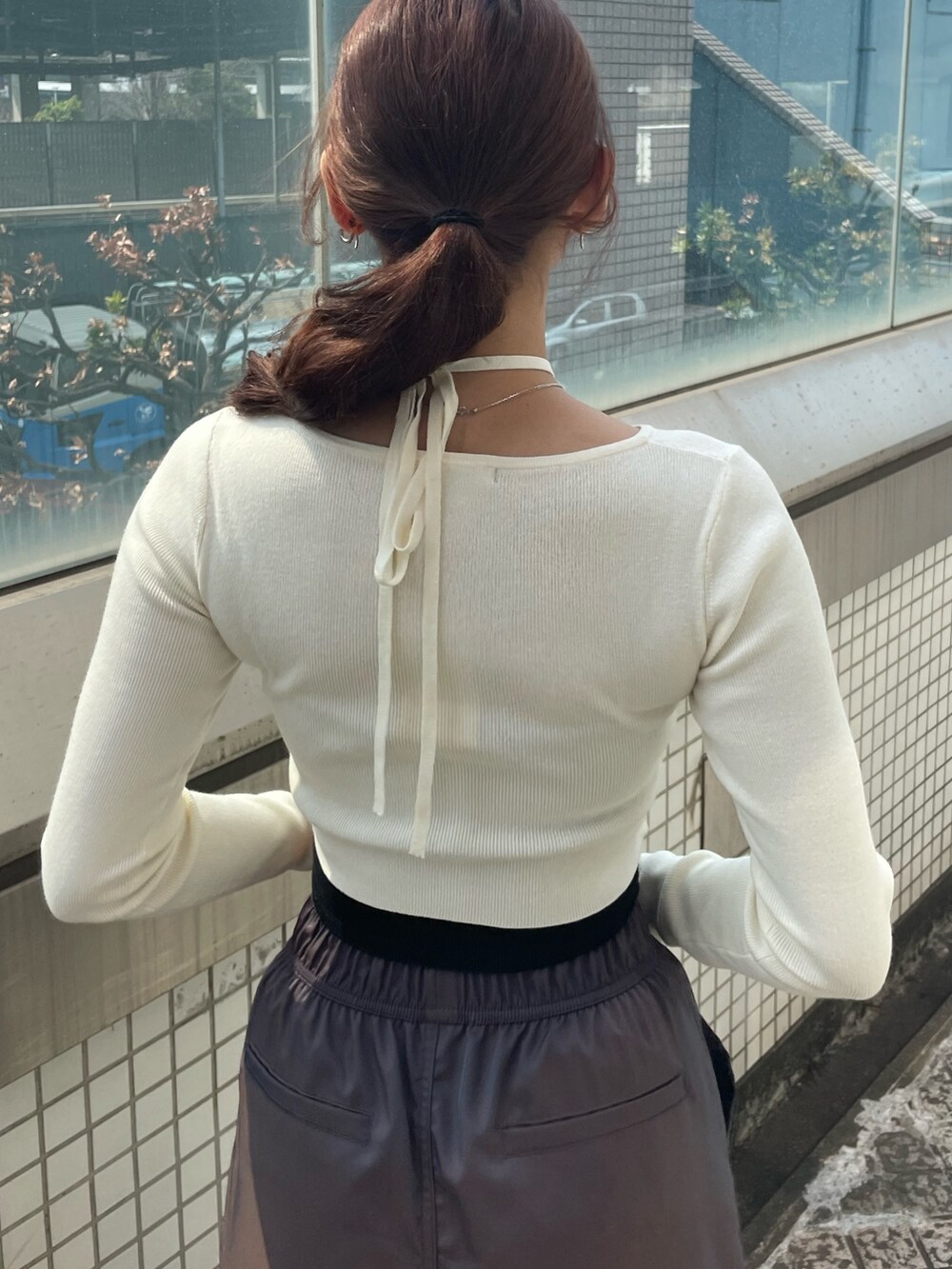 ホワイト系のニット/セーター、ブラック系のTシャツ/カットソー、ブラウン系のその他パンツを着用したレディースの春コーディネートの6枚目の写真