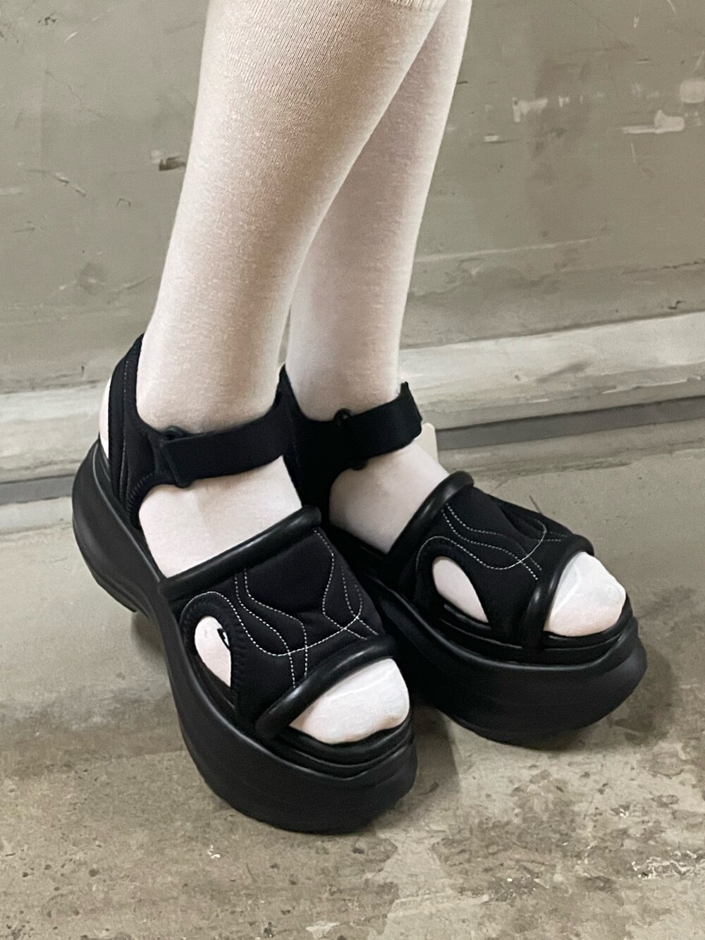 グレー系のTシャツ/カットソー、ブルー系のデニムパンツ、ブラック系のショルダーバッグを着用したレディースの春コーディネートの10枚目の写真