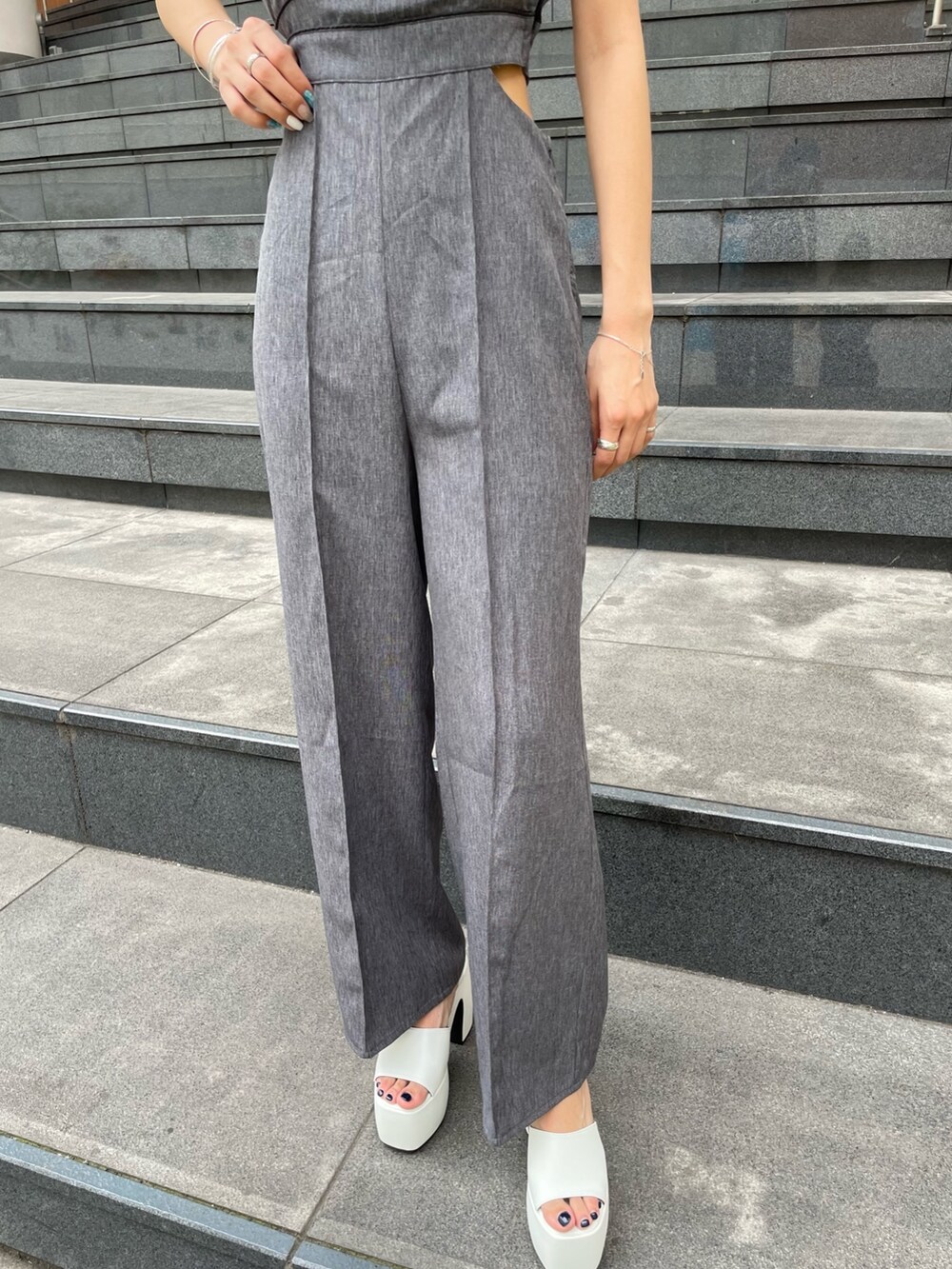 グレー系のサロペット/オーバーオール、ホワイト系のタンクトップ、ホワイト系のサンダルを着用したレディースの夏コーディネートの4枚目の写真