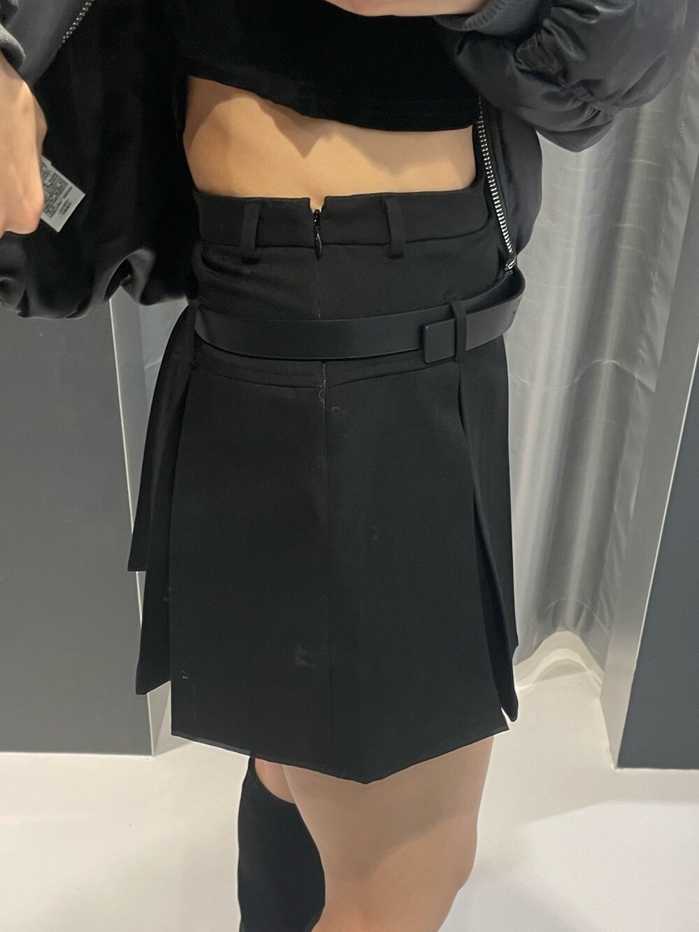 ブラック系のTシャツ/カットソー、グレー系のブルゾン、ブラック系のスカートを着用したレディースの冬コーディネートの7枚目の写真