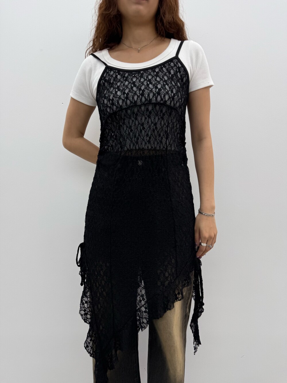 ホワイト系のTシャツ/カットソー、ブラック系のワンピース、ブラック系のデニムパンツを着用したレディースの夏コーディネートの4枚目の写真