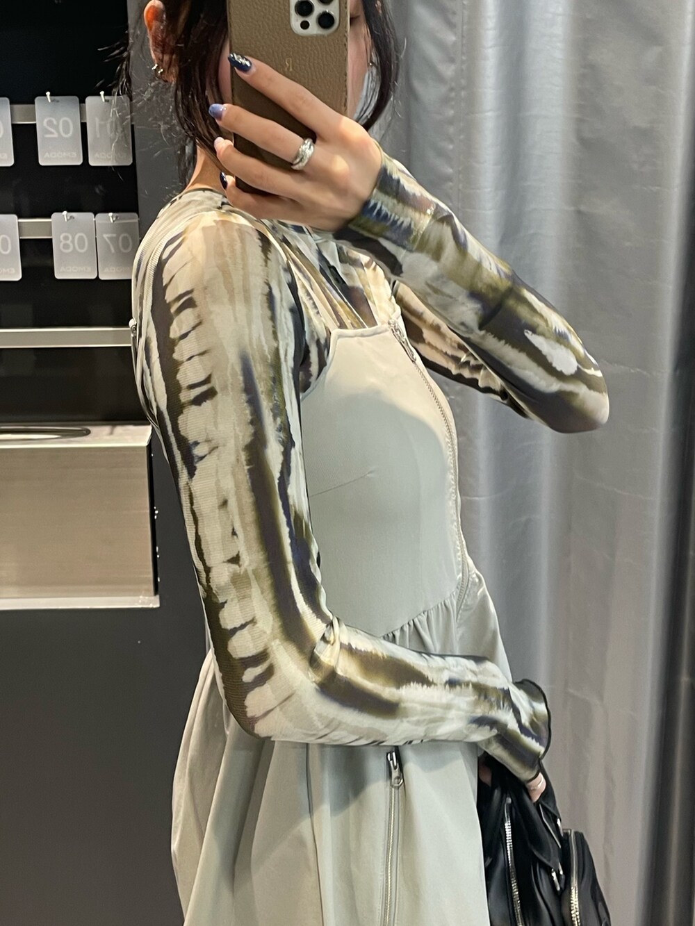 その他のTシャツ/カットソー、グレー系のワンピース、ブラック系のハンドバッグを着用したレディースの春コーディネートの5枚目の写真