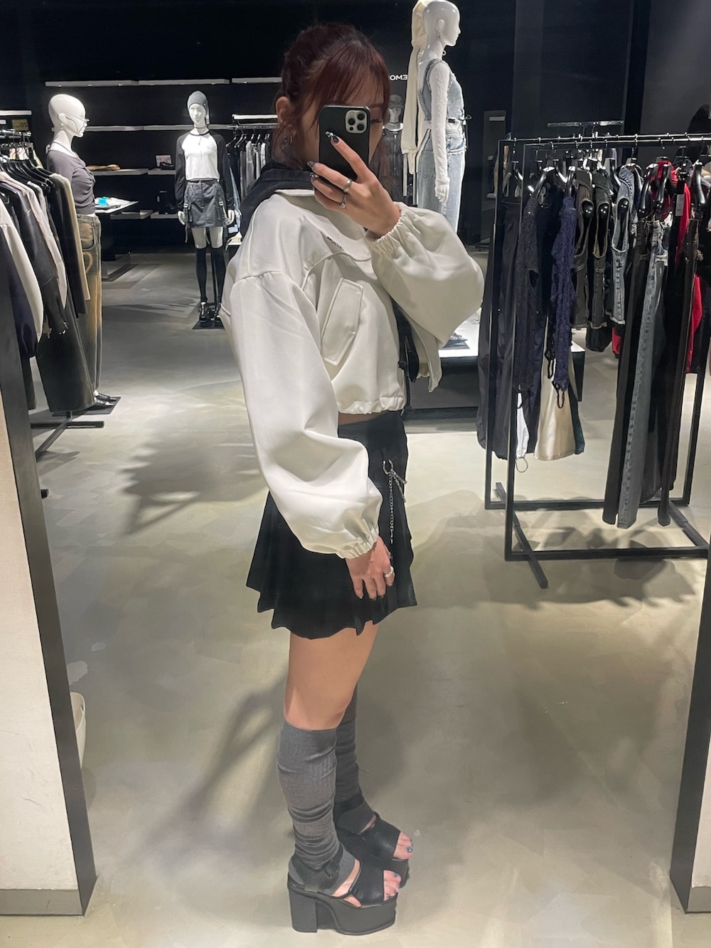 ブラック系のTシャツ/カットソー、ホワイト系のブルゾン、ブラック系のスカートを着用したレディースの春コーディネートの2枚目の写真