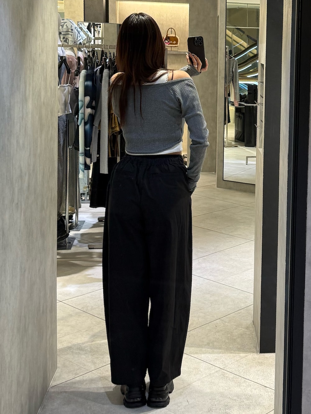 グレー系のTシャツ/カットソー、ブラック系のその他パンツ、ブラック系のスニーカーを着用したレディースの春コーディネートの3枚目の写真