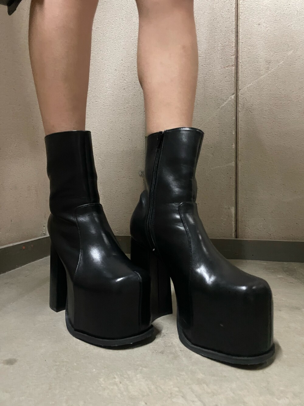 ブラック系のニット/セーター、ホワイト系のキャミソール、ブラック系のスカートを着用したレディースの春コーディネートの10枚目の写真