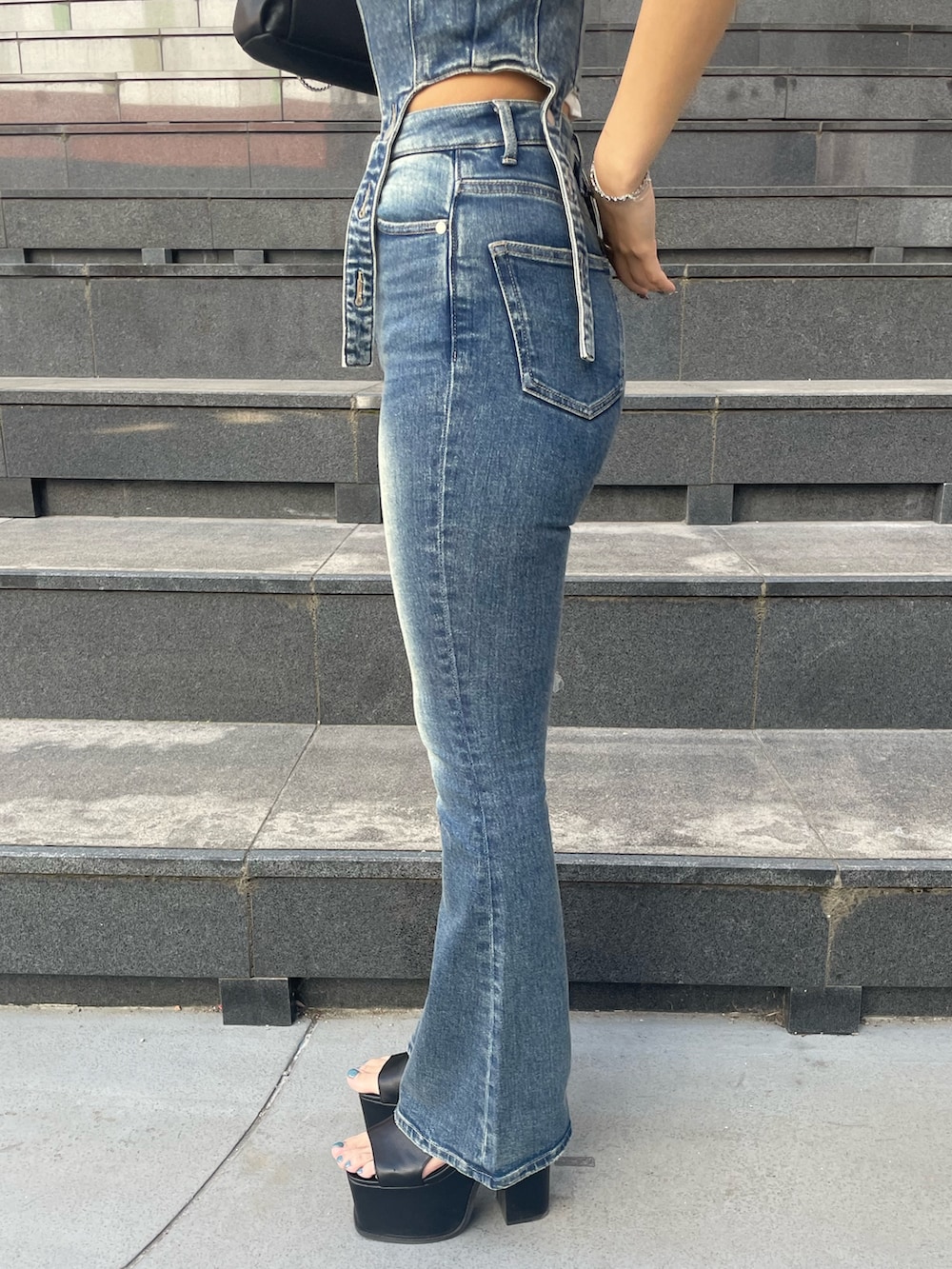 ホワイト系のTシャツ/カットソー、ブルー系のサロペット/オーバーオール、ブラック系のハンドバッグを着用したレディースの春コーディネートの8枚目の写真