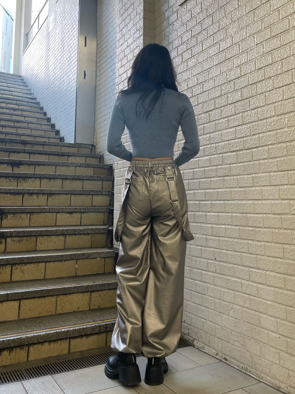 ブルー系のニット/セーター、シルバー系のその他パンツ、ブラック系のブーツを着用したレディースの冬コーディネートの3枚目の写真
