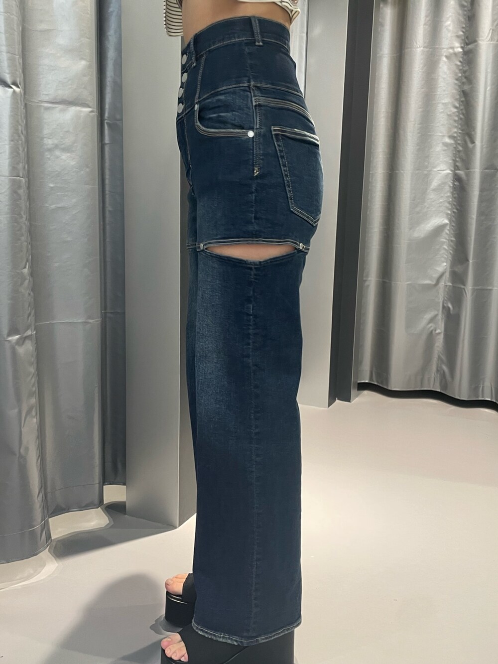 その他のTシャツ/カットソー、ブルー系のデニムパンツ、ブラック系のサンダルを着用したレディースの春コーディネートの8枚目の写真