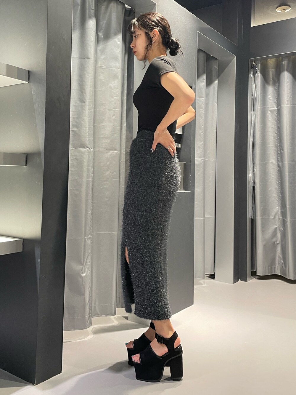 ブラック系のTシャツ/カットソー、グレー系のスカート、ブラック系のサンダルを着用したレディースの夏コーディネートの2枚目の写真