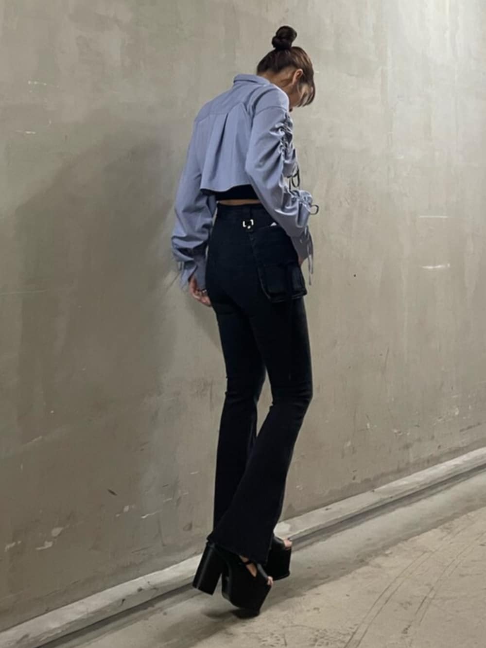 ブラック系のサンダル、ブラック系のTシャツ/カットソー、ブルー系のシャツ/ブラウスを着用したレディースの春コーディネートの2枚目の写真