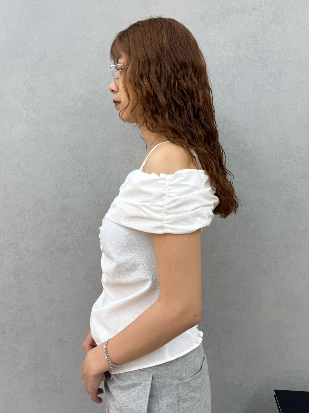 ホワイト系のTシャツ/カットソー、ブラック系のその他パンツ、ブラック系のサンダルを着用したレディースの夏コーディネートの5枚目の写真