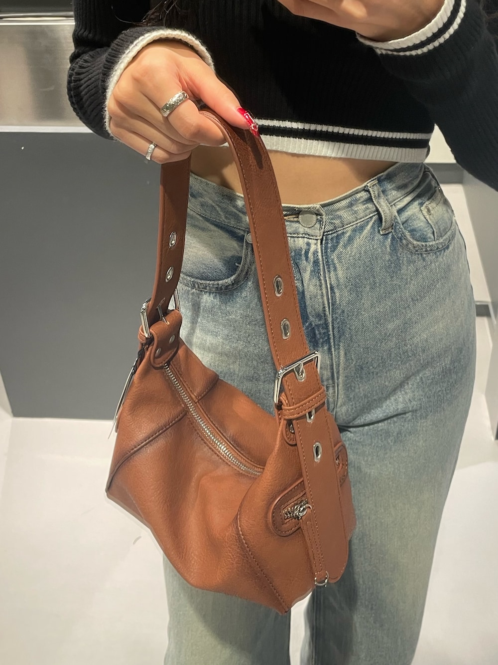 ブルー系のデニムジャケット、ブラック系のワンピース、イエロー系のハンドバッグを着用したレディースの秋コーディネートの10枚目の写真