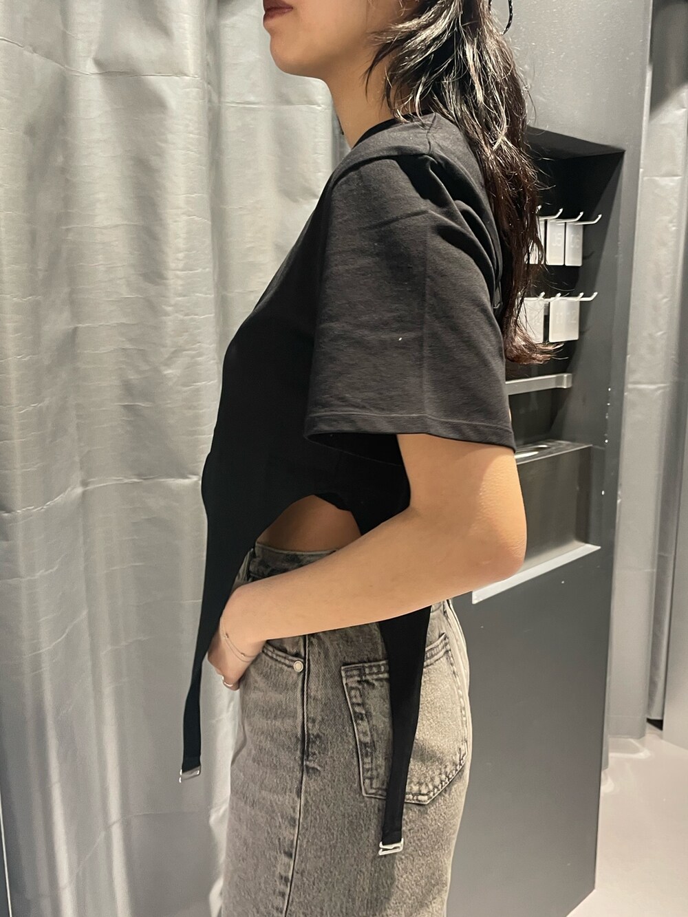 ブラック系のサンダル、ブラック系のTシャツ/カットソー、グレー系のデニムパンツを着用したレディースの春コーディネートの5枚目の写真