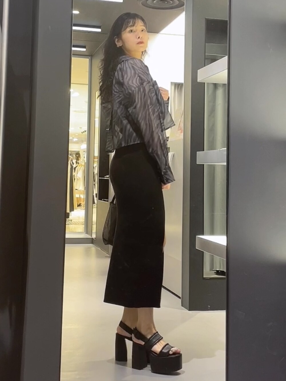 その他のシャツ/ブラウス、ブラック系のワンピース、ブラック系のサンダルを着用したレディースの夏コーディネートの2枚目の写真