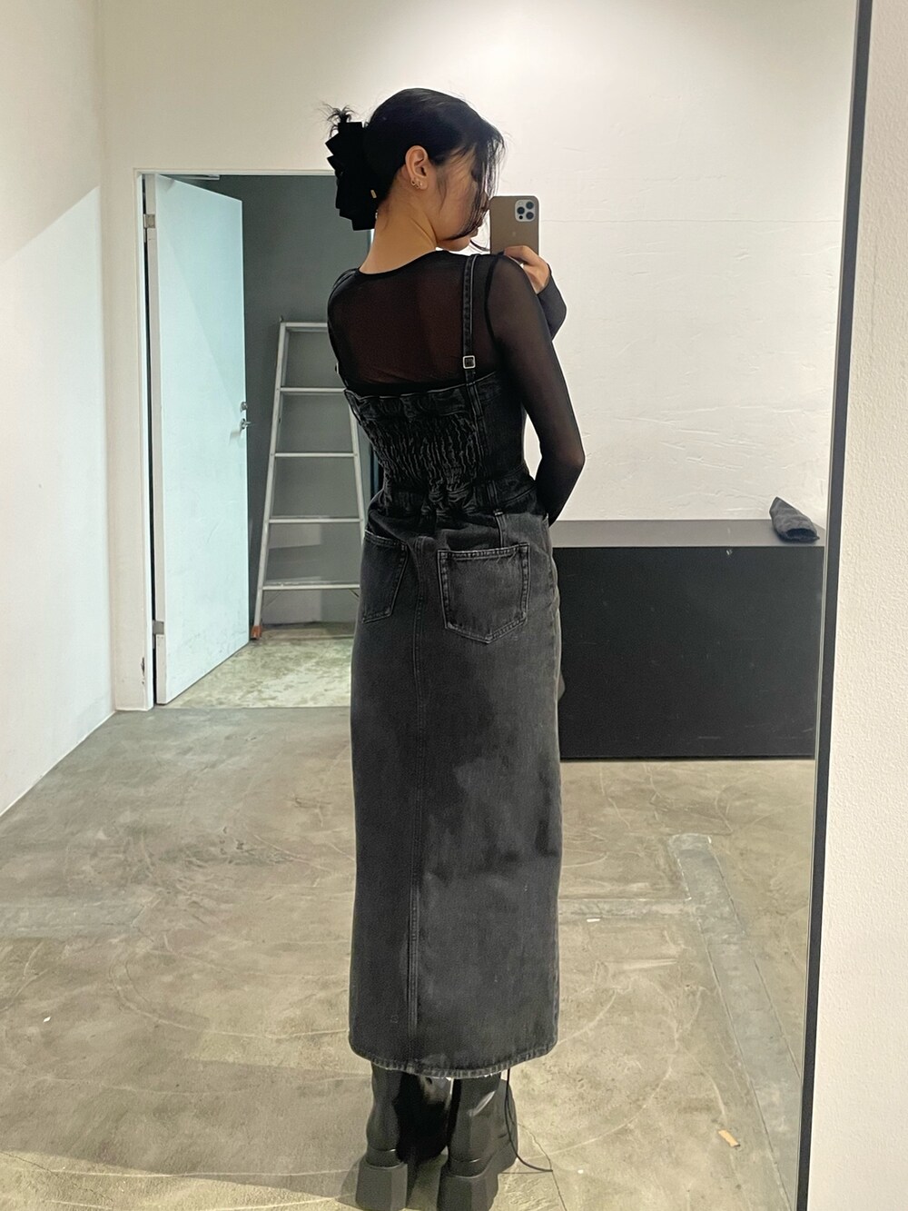 ブラック系のTシャツ/カットソー、ブラック系のワンピース、ブラック系のハンドバッグを着用したレディースの春コーディネートの5枚目の写真