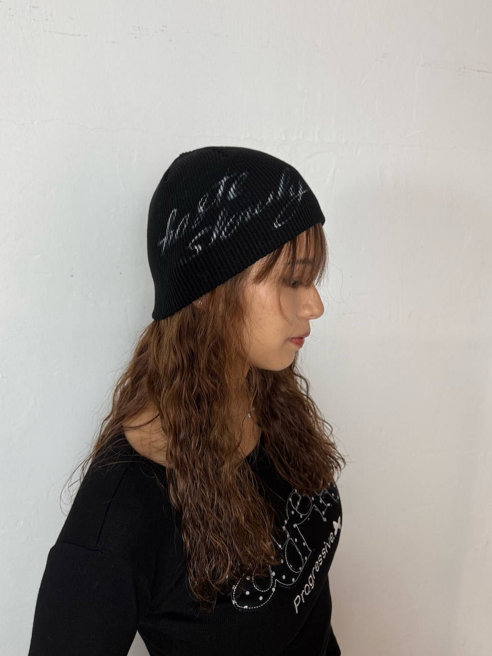 ブラック系のTシャツ/カットソー、ブラウン系のデニムパンツ、ブラック系のブーツを着用したレディースの秋コーディネートの5枚目の写真