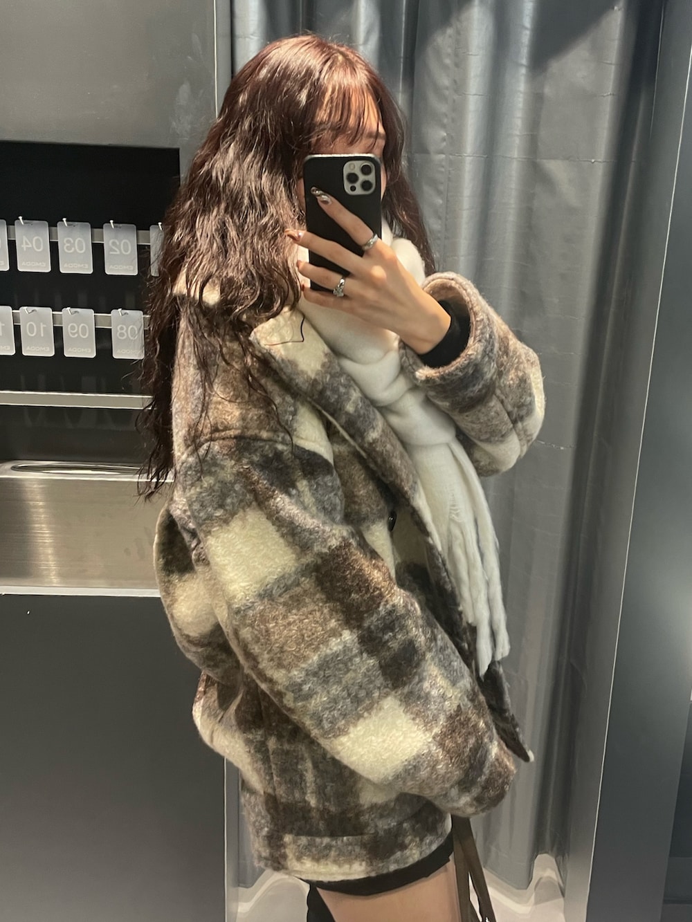 ブラック系のTシャツ/カットソー、その他のその他アウター、ブラック系のスカートを着用したレディースの冬コーディネートの5枚目の写真