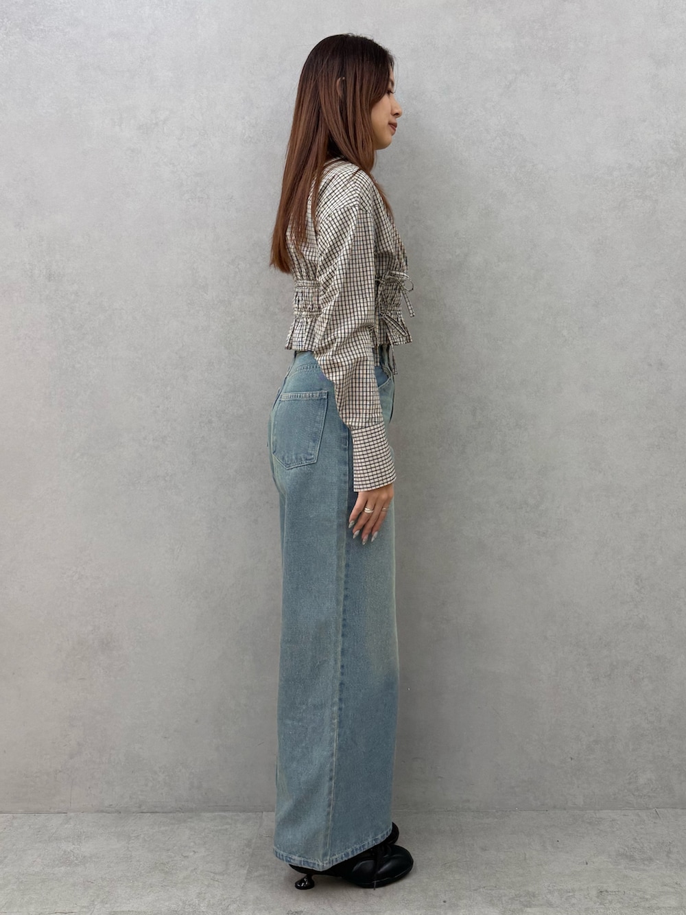 その他のシャツ/ブラウス、ブルー系のデニムパンツ、ブラック系のスニーカーを着用したレディースの冬コーディネートの2枚目の写真