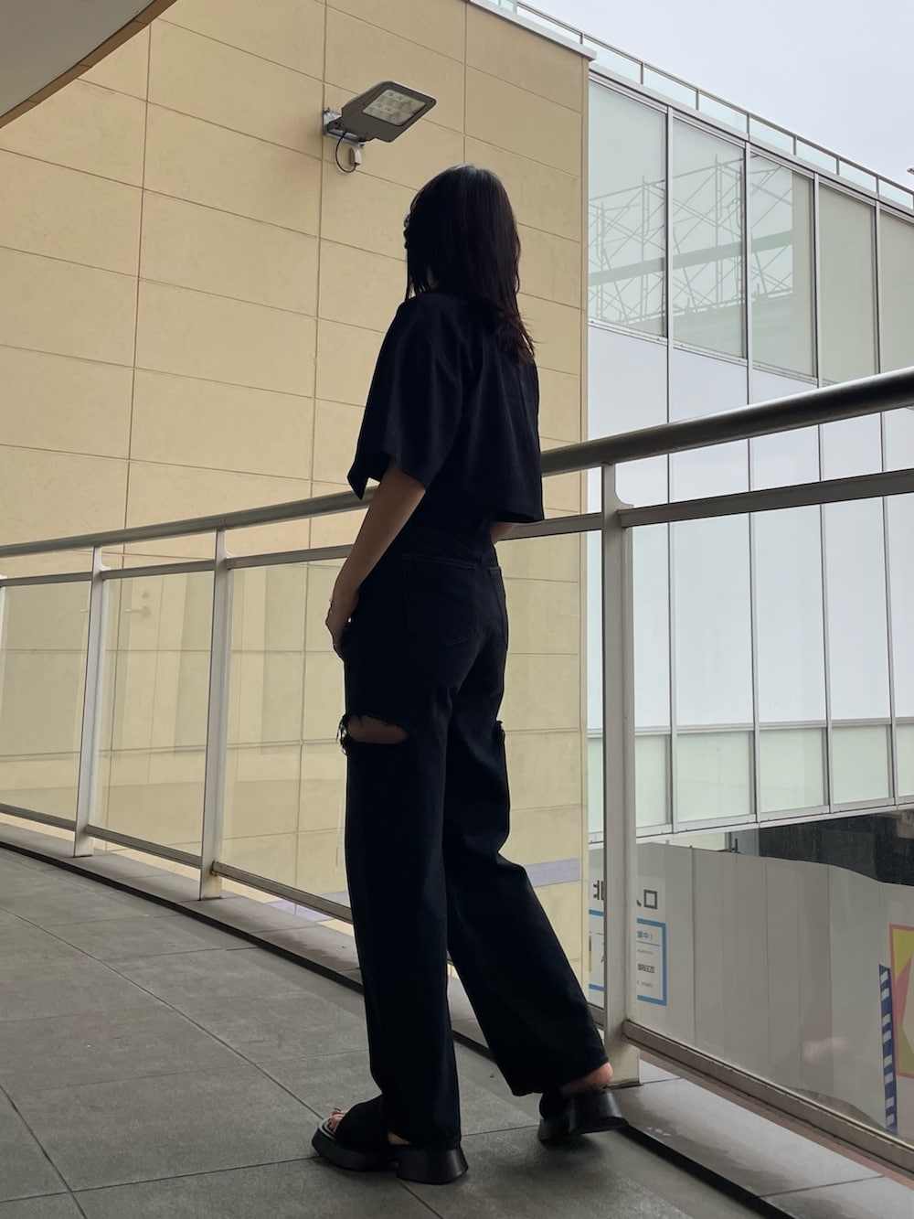 ブラック系のシャツ/ブラウス、ホワイト系のTシャツ/カットソー、ブラック系のデニムパンツを着用したレディースの夏コーディネートの2枚目の写真