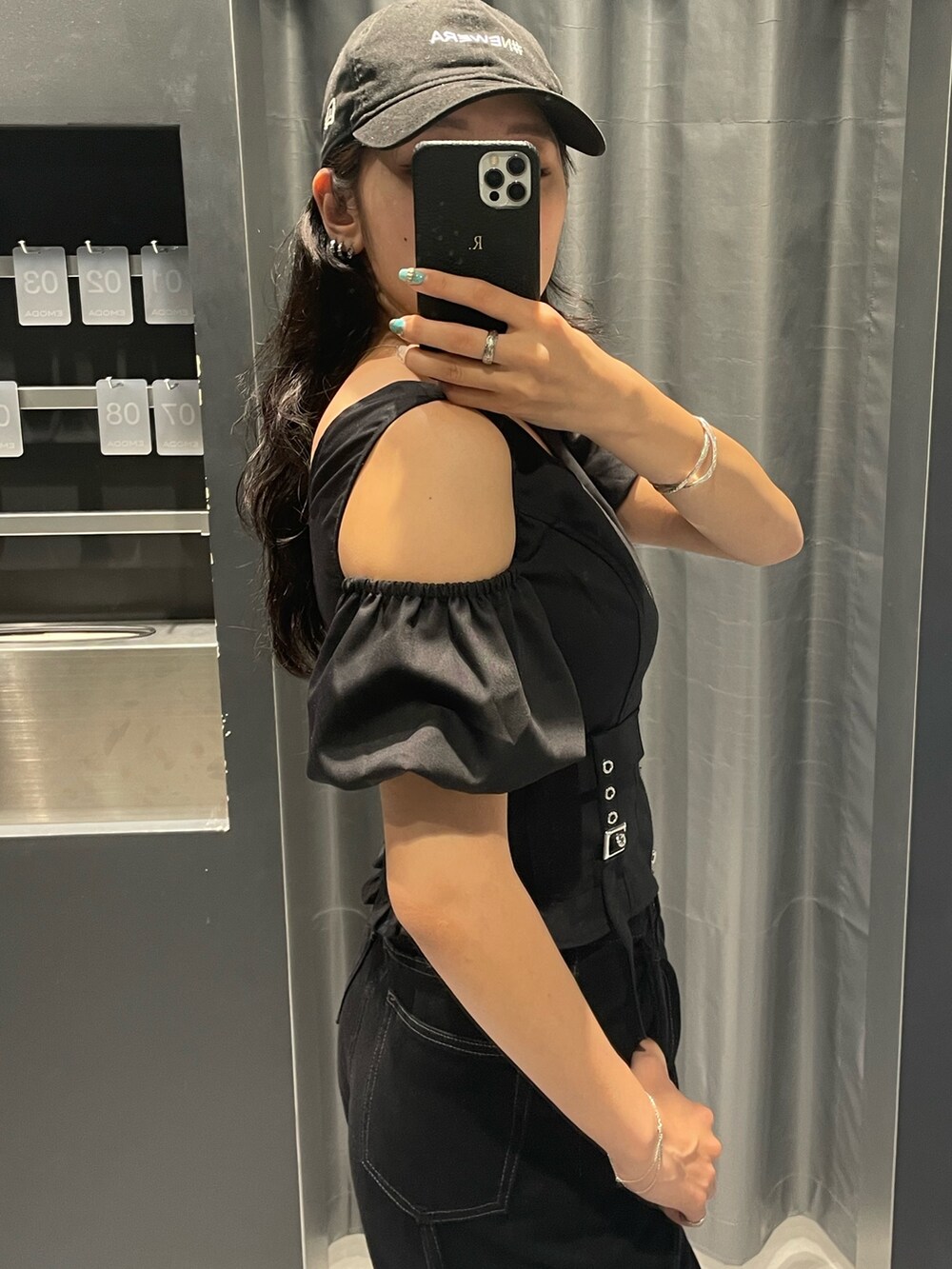 ブラック系のTシャツ/カットソー、ブルー系のデニムパンツ、ブラック系のサンダルを着用したレディースの夏コーディネートの4枚目の写真