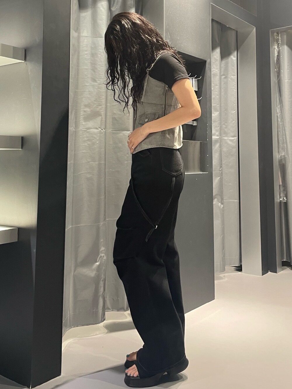 ブラック系のTシャツ/カットソー、グレー系のキャミソール、ブラック系のデニムパンツを着用したレディースの夏コーディネートの2枚目の写真