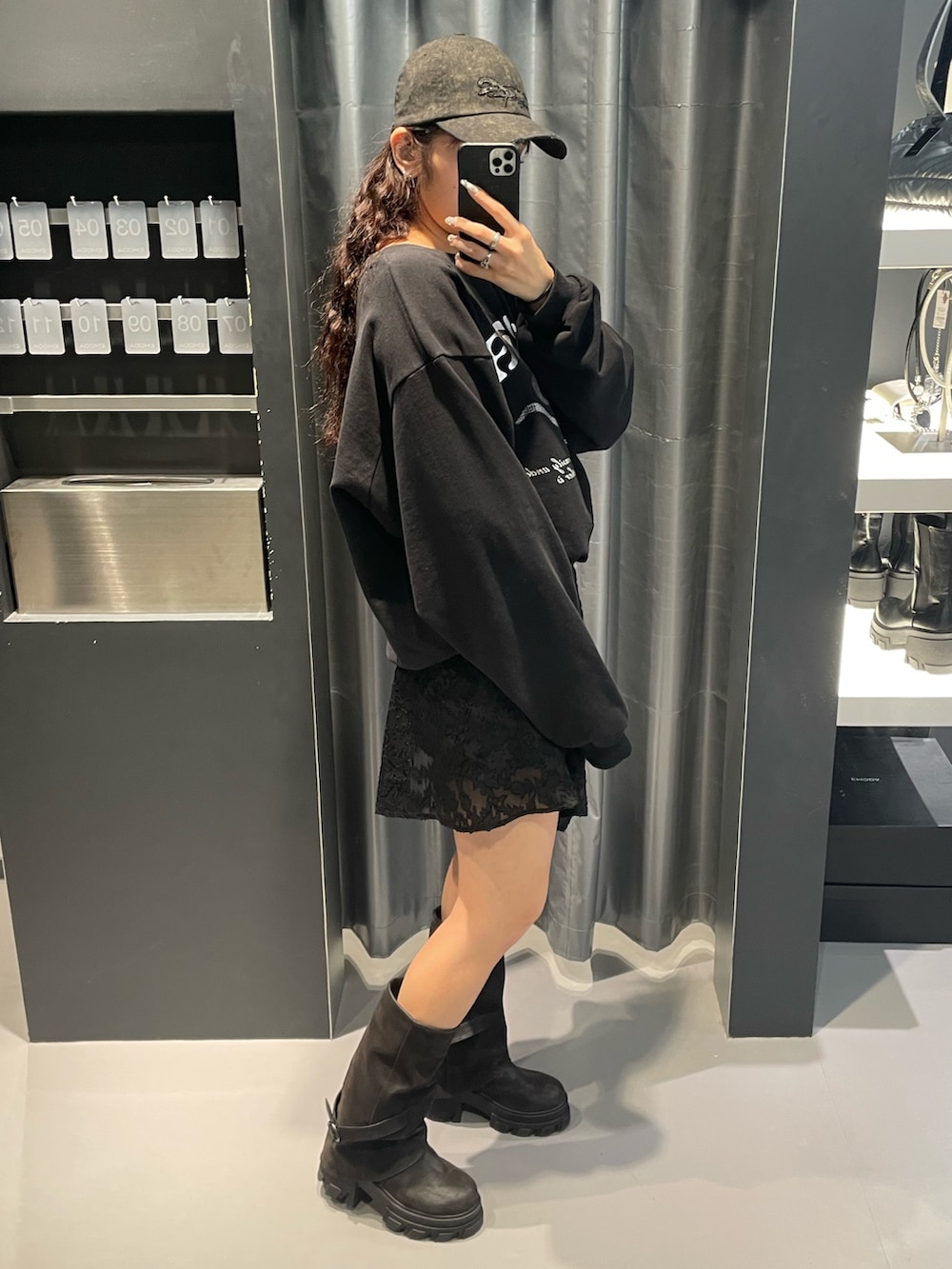 ブラック系のスウェット、ブラック系のスカート、ブラック系のスカートを着用したレディースの冬コーディネートの2枚目の写真