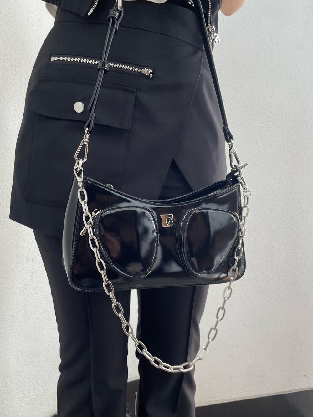 ホワイト系のTシャツ/カットソー、ブラック系のベスト、ブラック系のその他パンツを着用したレディースの春コーディネートの10枚目の写真