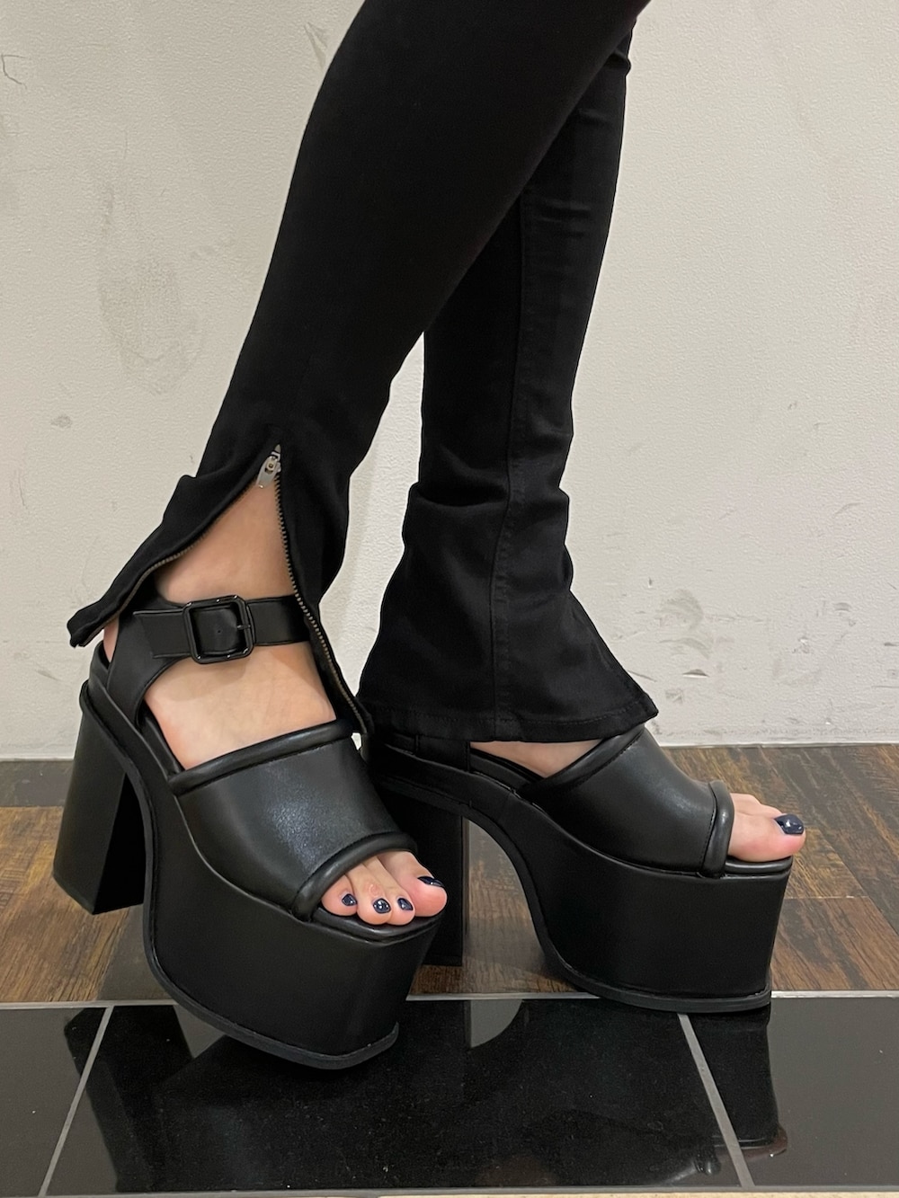 ブラック系のTシャツ/カットソー、ブラック系のデニムパンツ、ブラック系のサンダルを着用したレディースの夏コーディネートの6枚目の写真