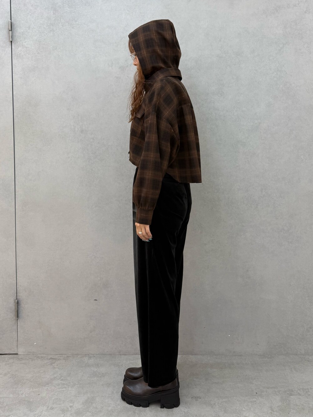 ブラウン系のシャツ/ブラウス、ブラック系のその他パンツ、ブラウン系のブーツを着用したレディースの夏コーディネートの2枚目の写真