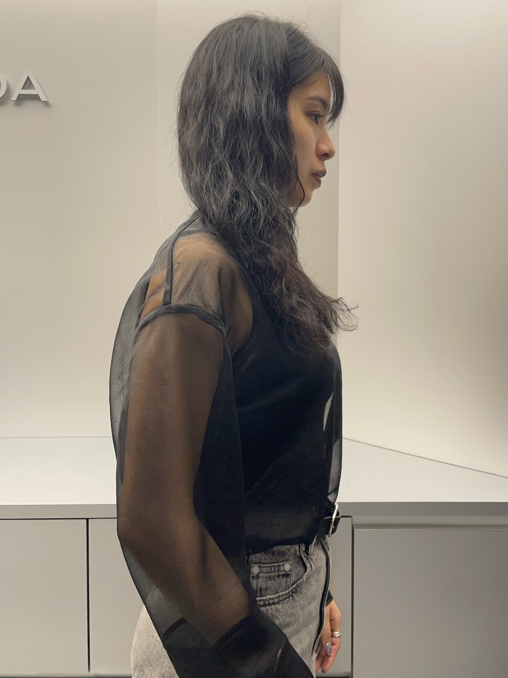 ブラック系のタンクトップ、ブラック系のTシャツ/カットソー、グレー系のその他パンツを着用したレディースの春コーディネートの5枚目の写真