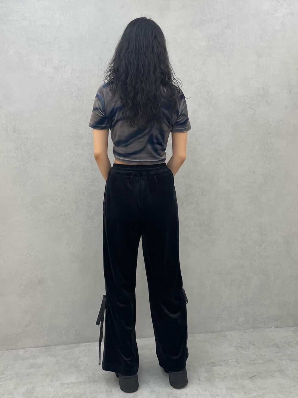 その他のTシャツ/カットソー、ブラック系のその他パンツ、ブラック系のブーツを着用したレディースの夏コーディネートの3枚目の写真