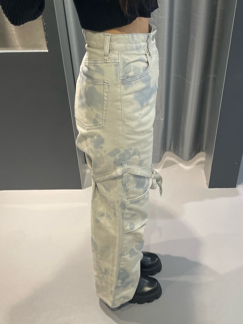 ブラック系のシャツ/ブラウス、ホワイト系のデニムパンツ、ブラック系のブーツを着用したレディースの春コーディネートの6枚目の写真