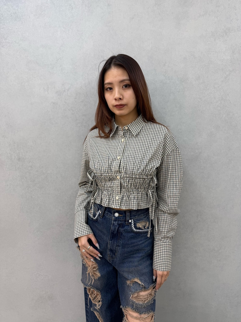 その他のシャツ/ブラウス、ブルー系のデニムパンツ、ブラック系のローファーを着用したレディースの冬コーディネートの4枚目の写真