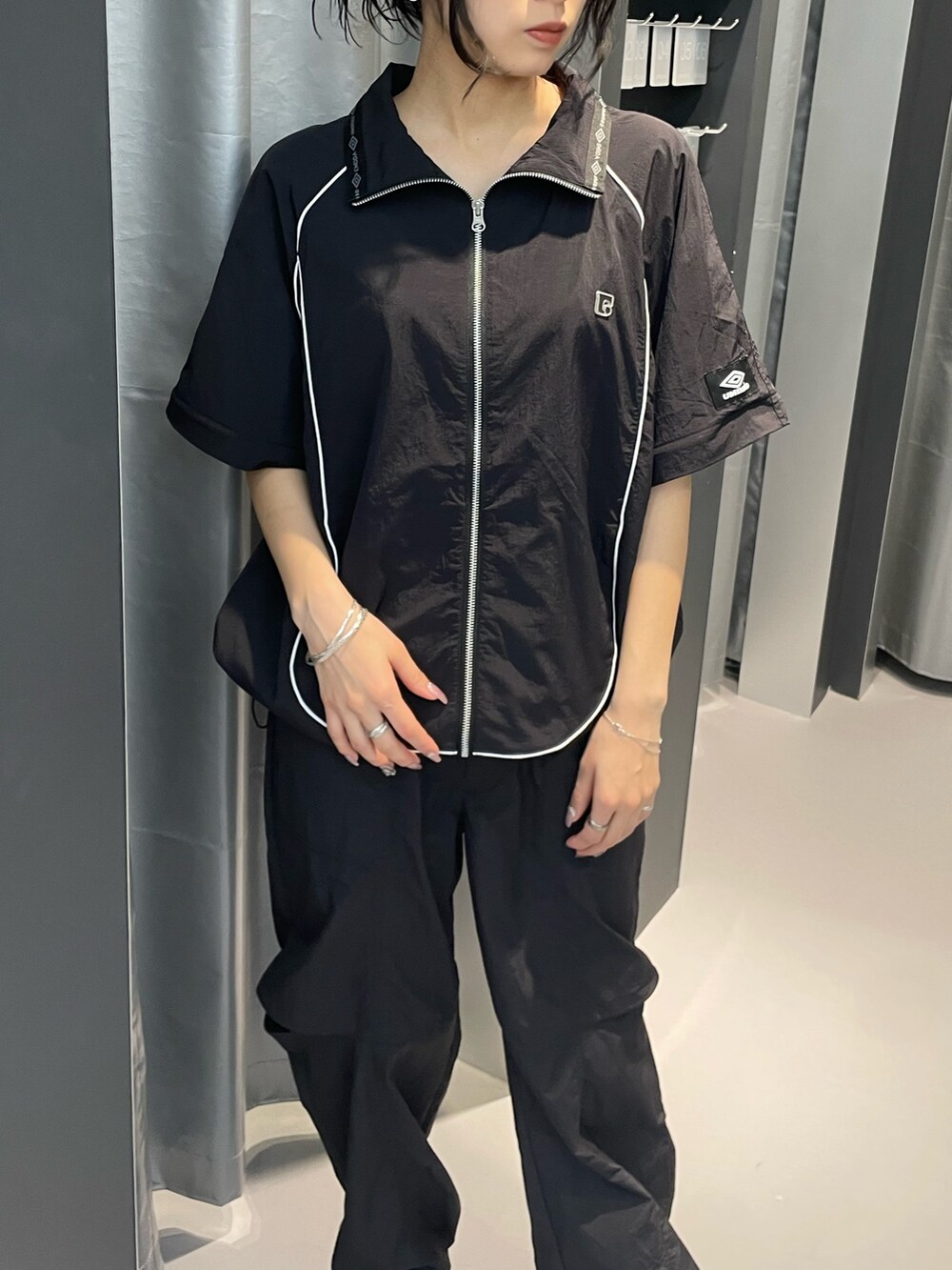 ブラック系のブルゾン、ブラック系のその他パンツ、ブラック系のスニーカーを着用したレディースの春コーディネートの4枚目の写真