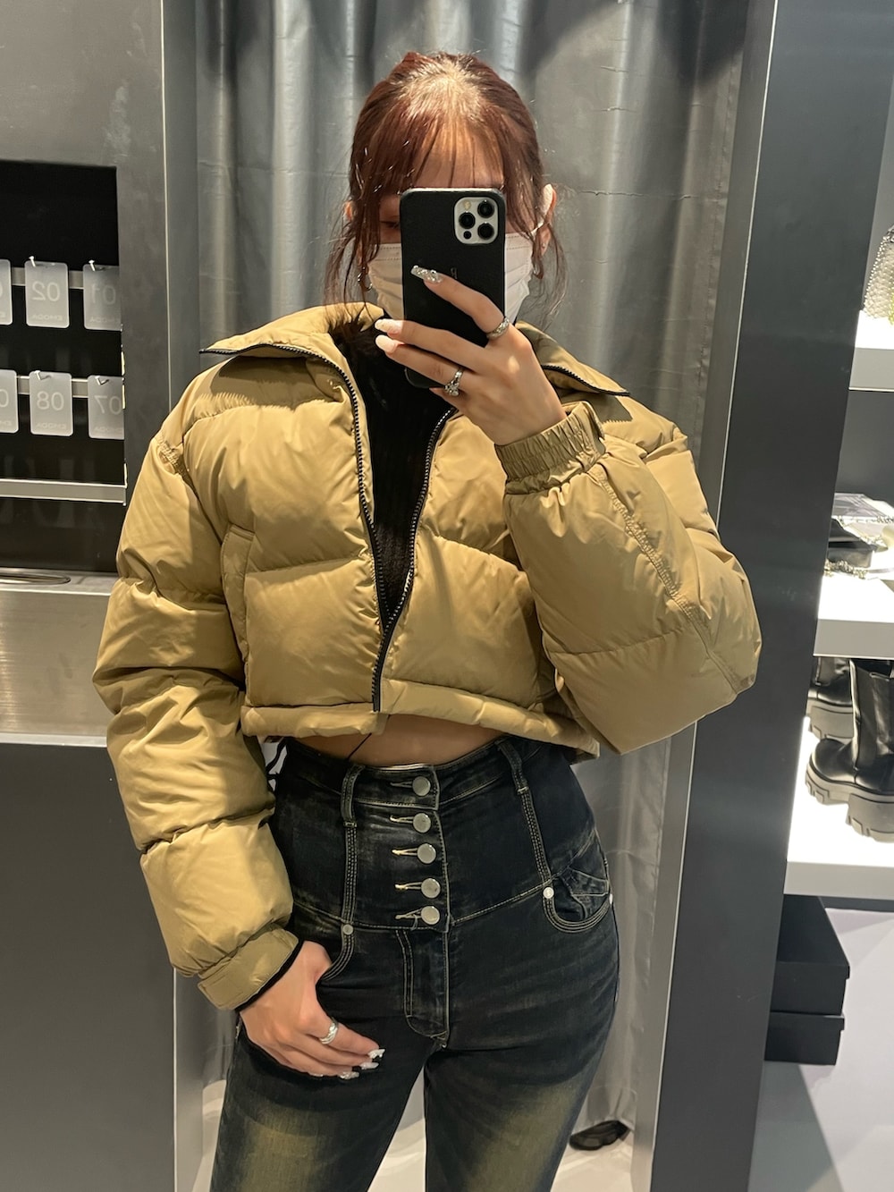 ブラック系のニット/セーター、ベージュ系のブルゾン、ブルー系のデニムパンツを着用したレディースの冬コーディネートの8枚目の写真