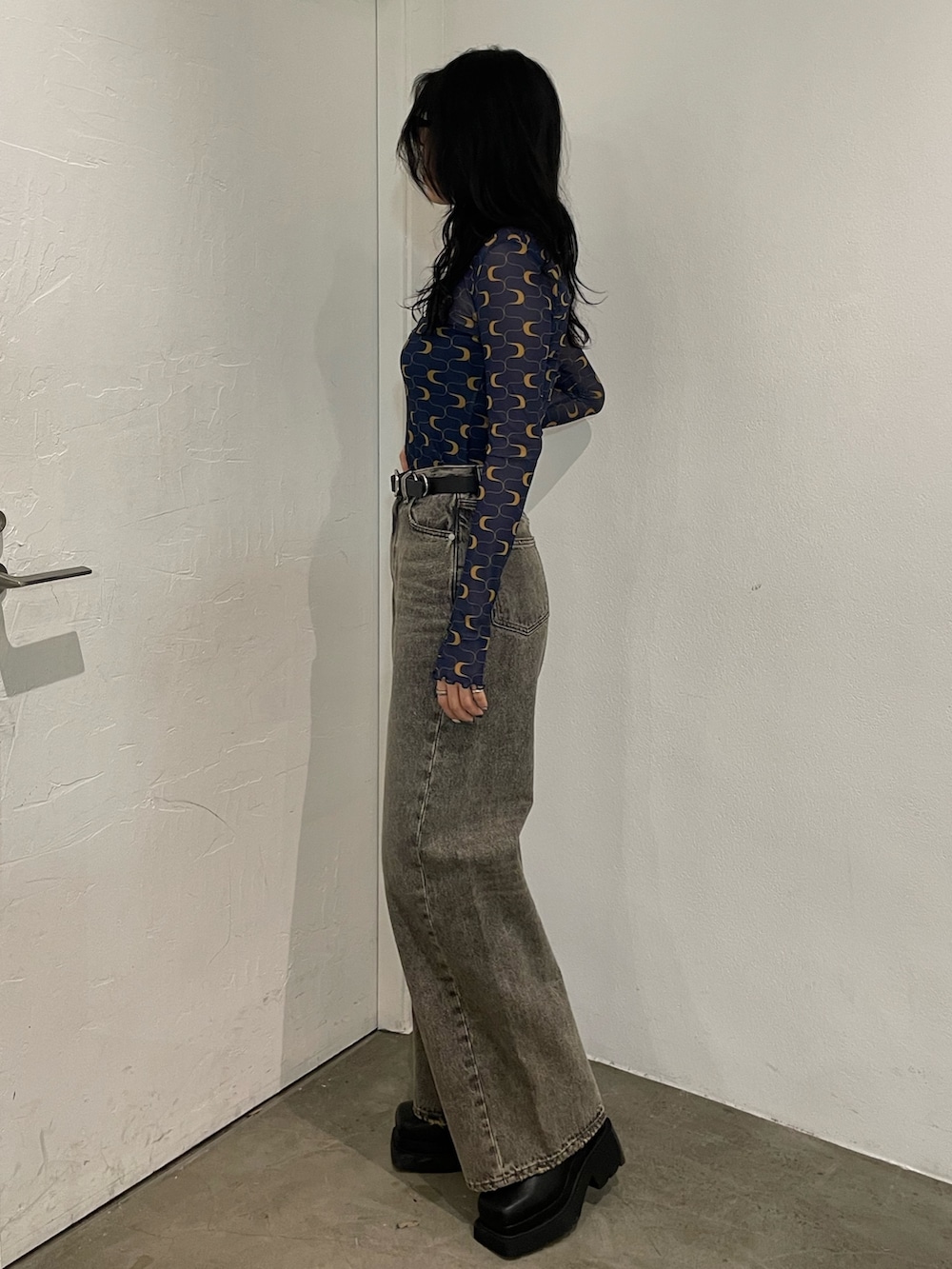 その他のTシャツ/カットソー、ブラック系のキャミソール、グレー系のデニムパンツを着用したレディースの春コーディネートの2枚目の写真