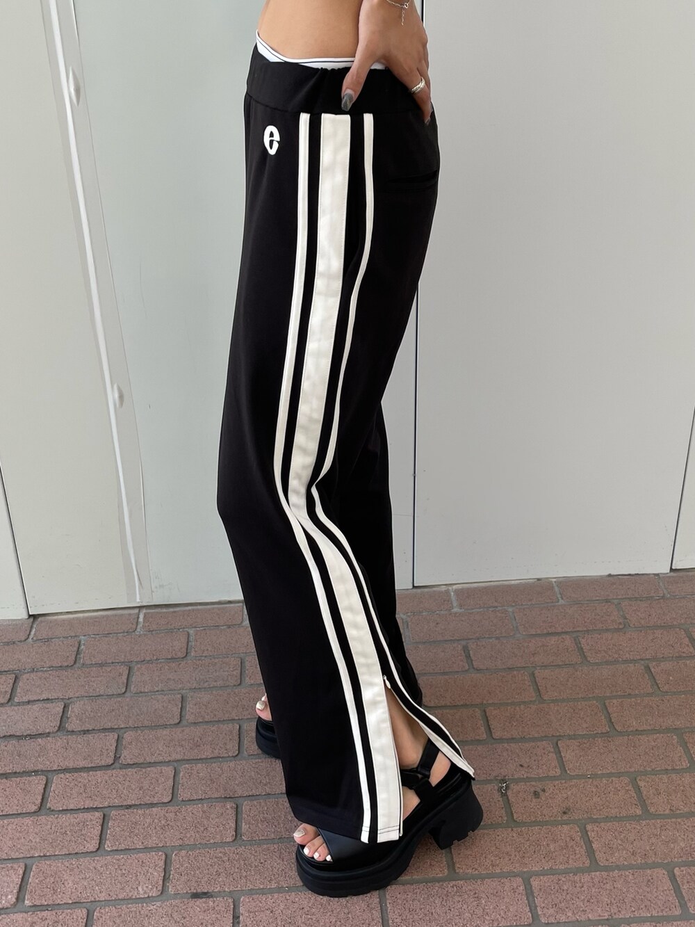 グリーン系のTシャツ/カットソー、ブラック系のその他パンツ、ブラック系のサンダルを着用したレディースの夏コーディネートの6枚目の写真