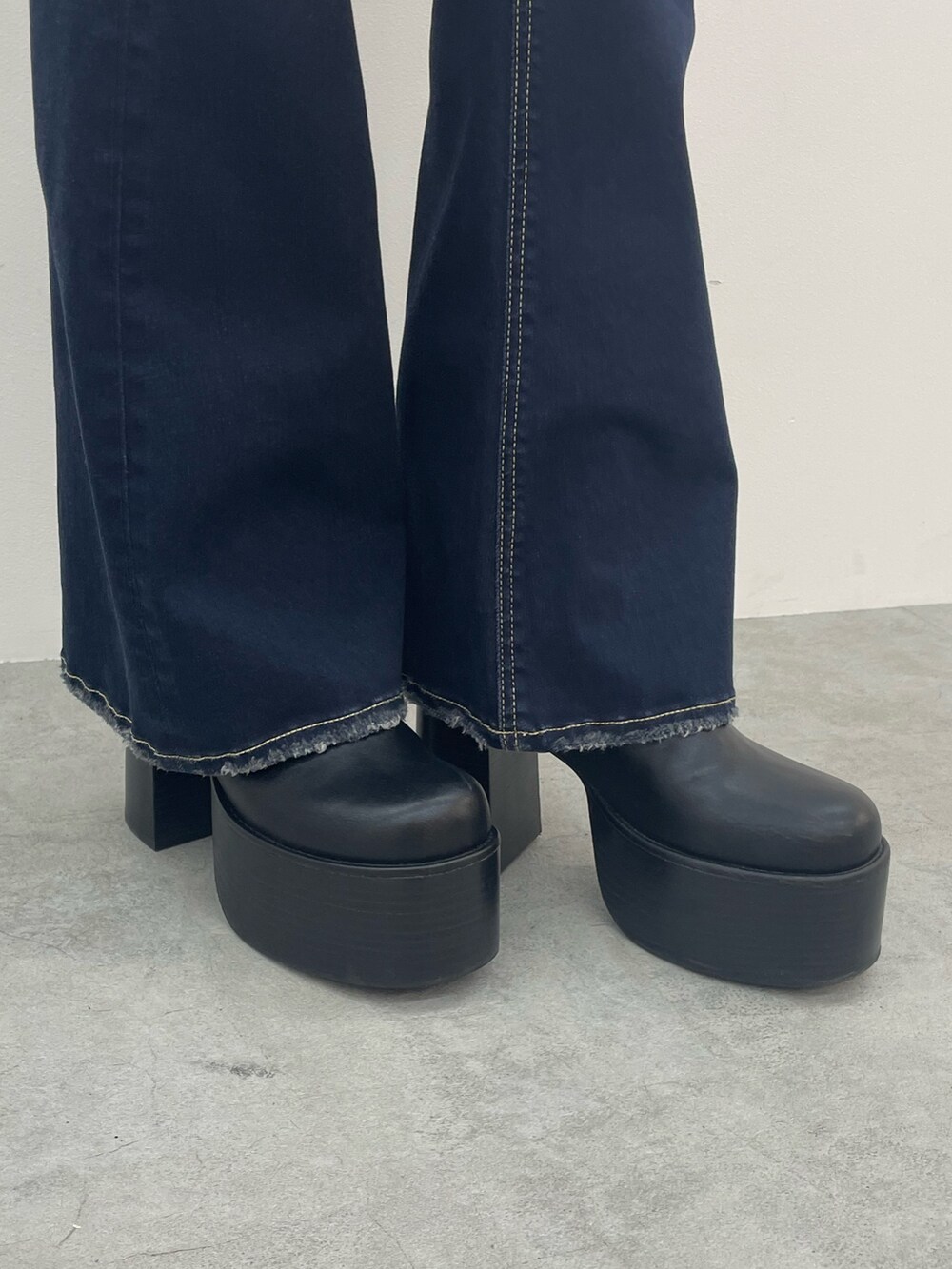 その他のTシャツ/カットソー、ブルー系のデニムパンツ、ブラック系のブーツを着用したレディースの夏コーディネートの10枚目の写真