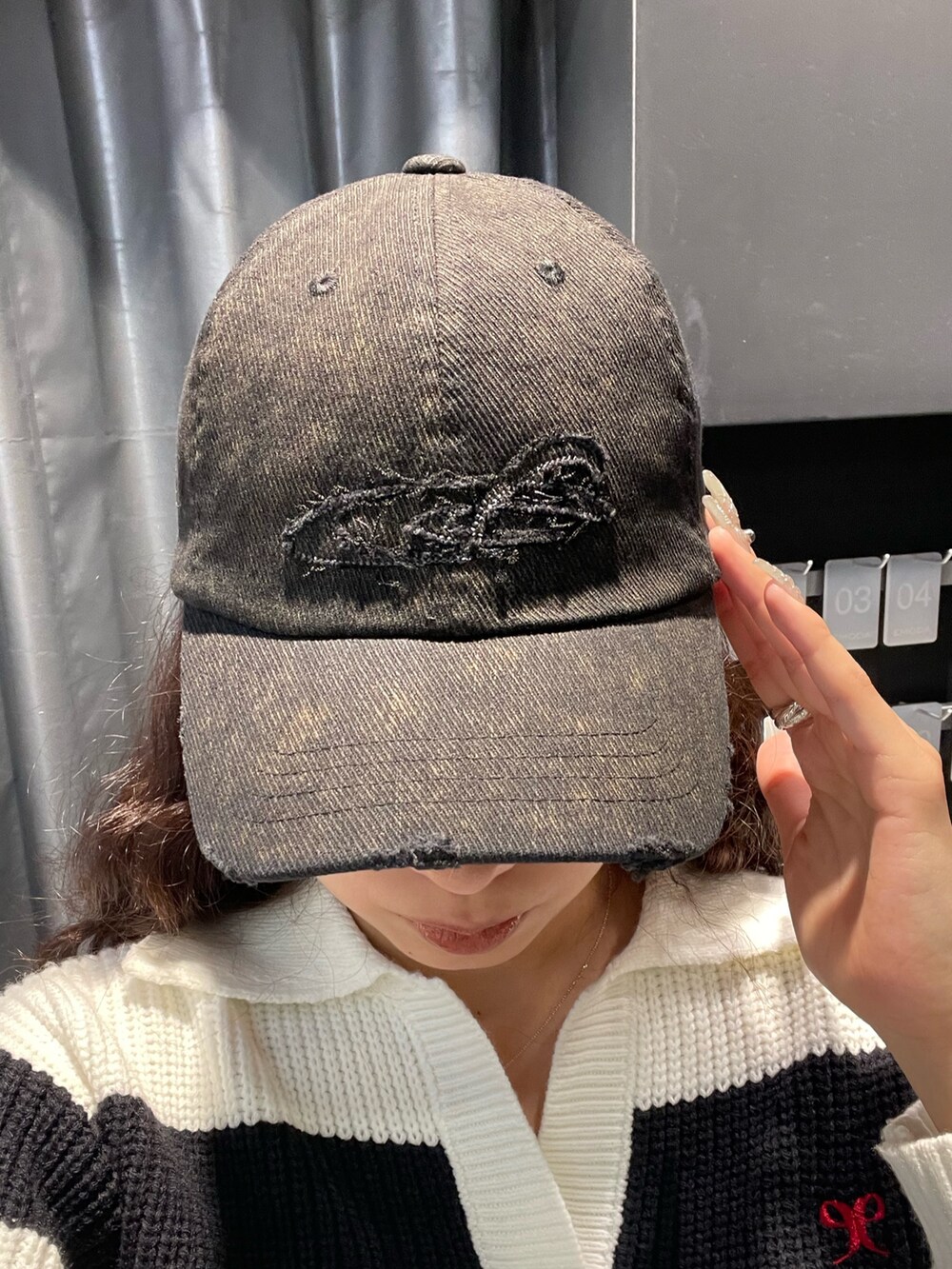 ブラック系のスウェット、ブラック系のスカート、ブラック系のスカートを着用したレディースの冬コーディネートの8枚目の写真