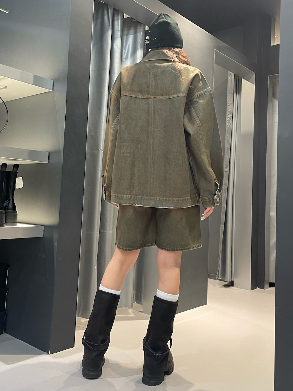 ホワイト系のニット/セーター、ブラウン系のデニムパンツ、ブラック系のブーツを着用したレディースの冬コーディネートの3枚目の写真