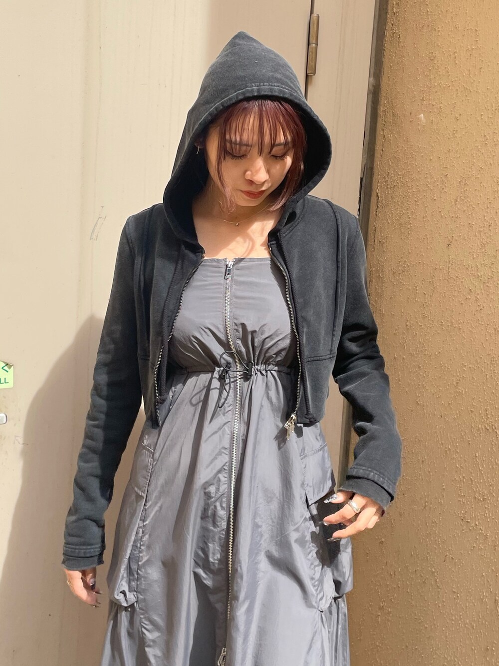 ブラック系のTシャツ/カットソー、グレー系のワンピース、ブラック系のサンダルを着用したレディースの春コーディネートの4枚目の写真