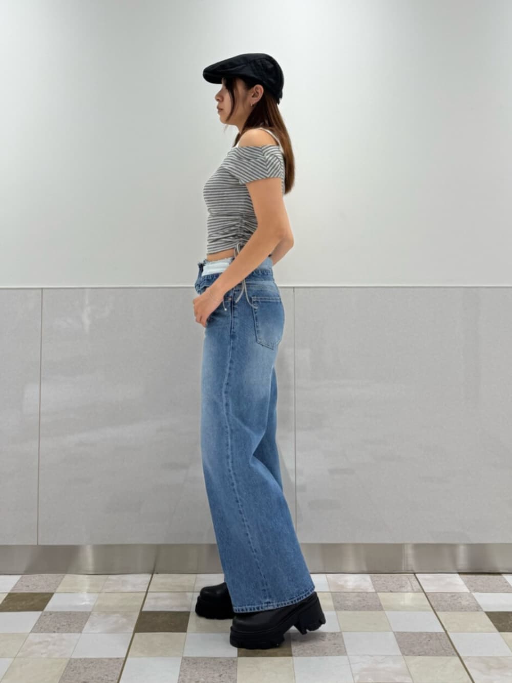 ブラック系のブーツ、グレー系のTシャツ/カットソー、ブルー系のデニムパンツを着用したレディースの夏コーディネートの2枚目の写真