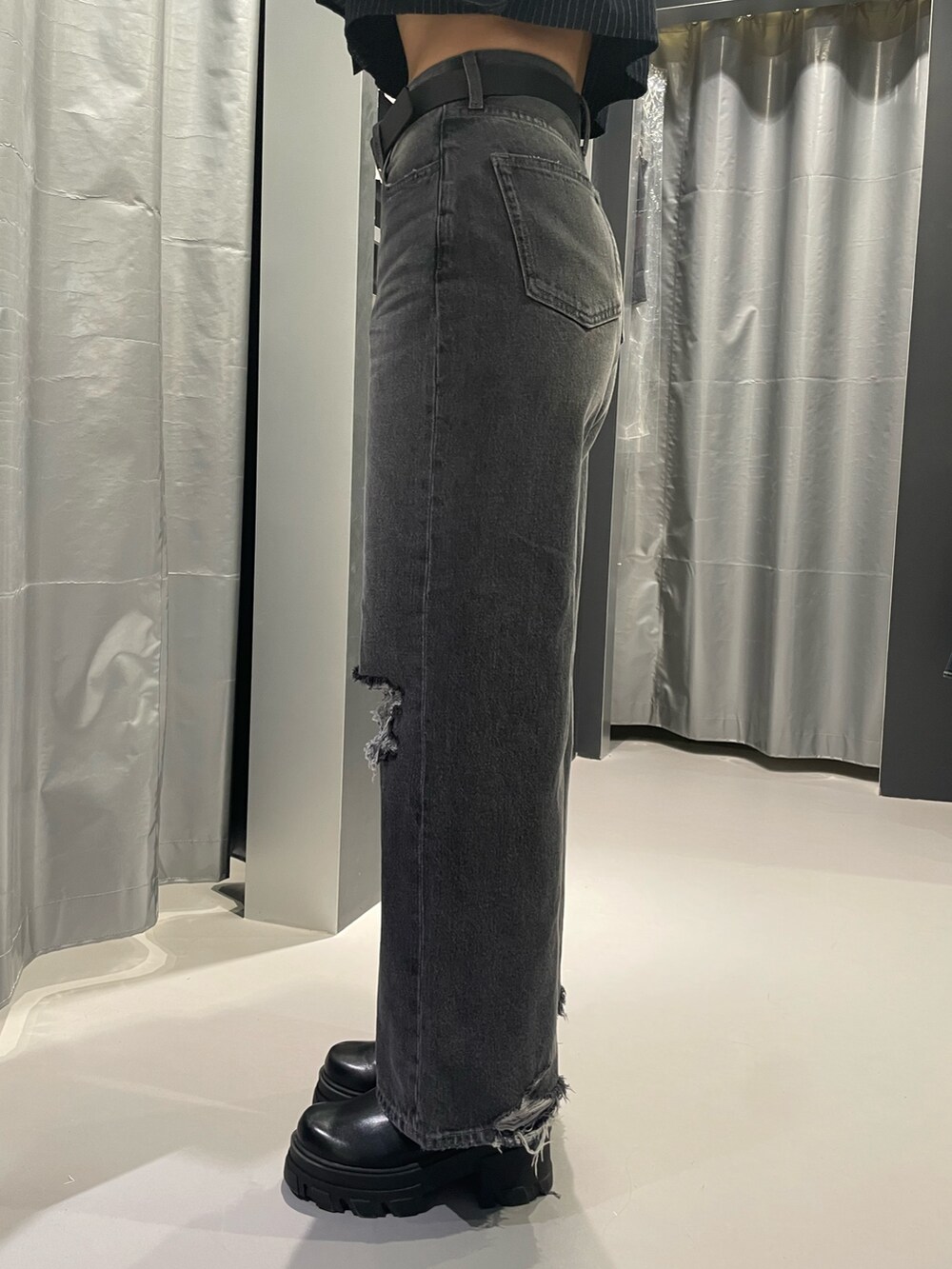 ブルー系のシャツ/ブラウス、グレー系のデニムパンツ、ブラック系のブーツを着用したレディースの秋コーディネートの7枚目の写真