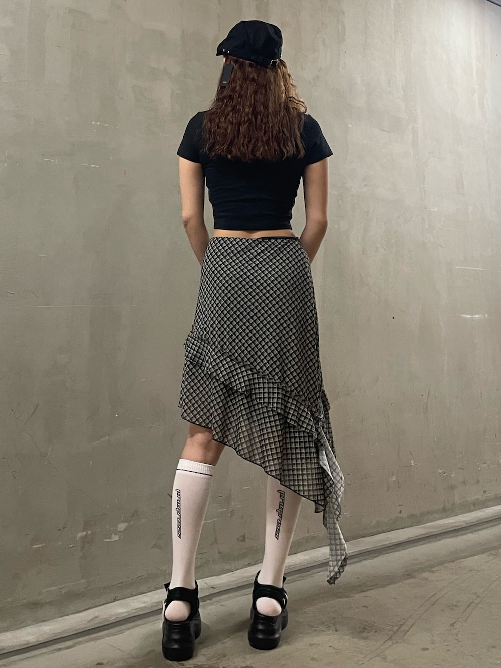 ブラック系のTシャツ/カットソー、その他のスカート、ブラック系のサンダルを着用したレディースの春コーディネートの3枚目の写真