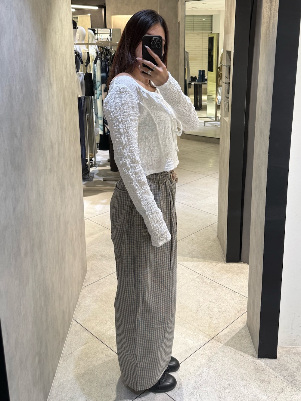 ホワイト系のTシャツ/カットソー、ベージュ系のその他パンツ、ブラック系のスニーカーを着用したレディースの春コーディネートの2枚目の写真