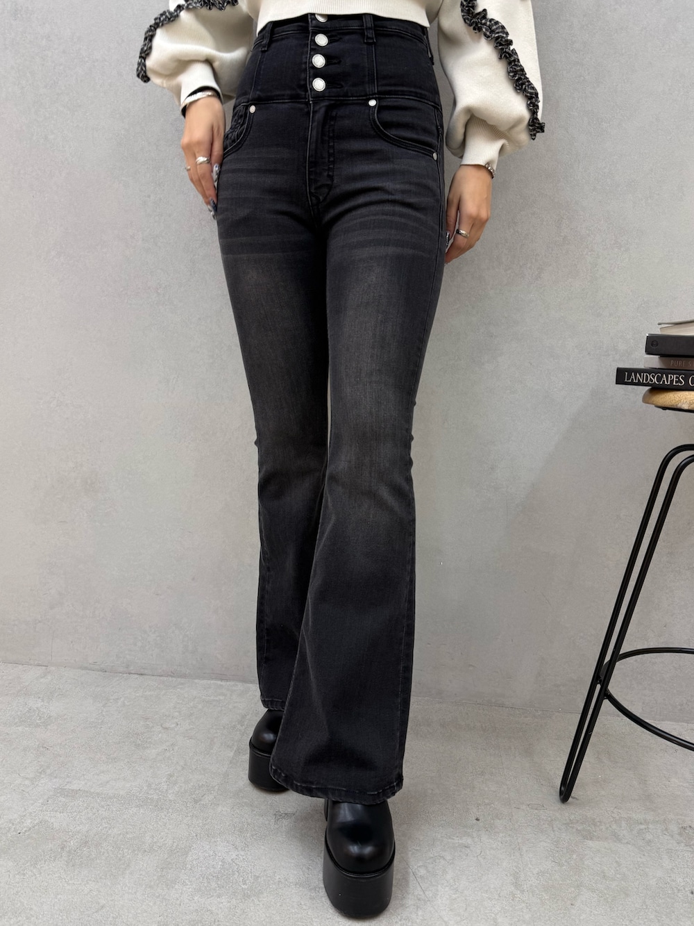 ブラック系のブルゾン、ブラック系のデニムパンツ、ブラック系のブーツを着用したレディースの冬コーディネートの5枚目の写真